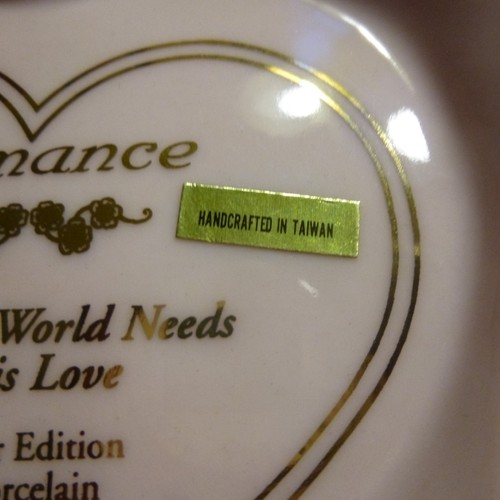 Schmuckschatulle / Spieluhr - herzförmig, Fuß mit Blume oben - EUC - Bild 6 von 6