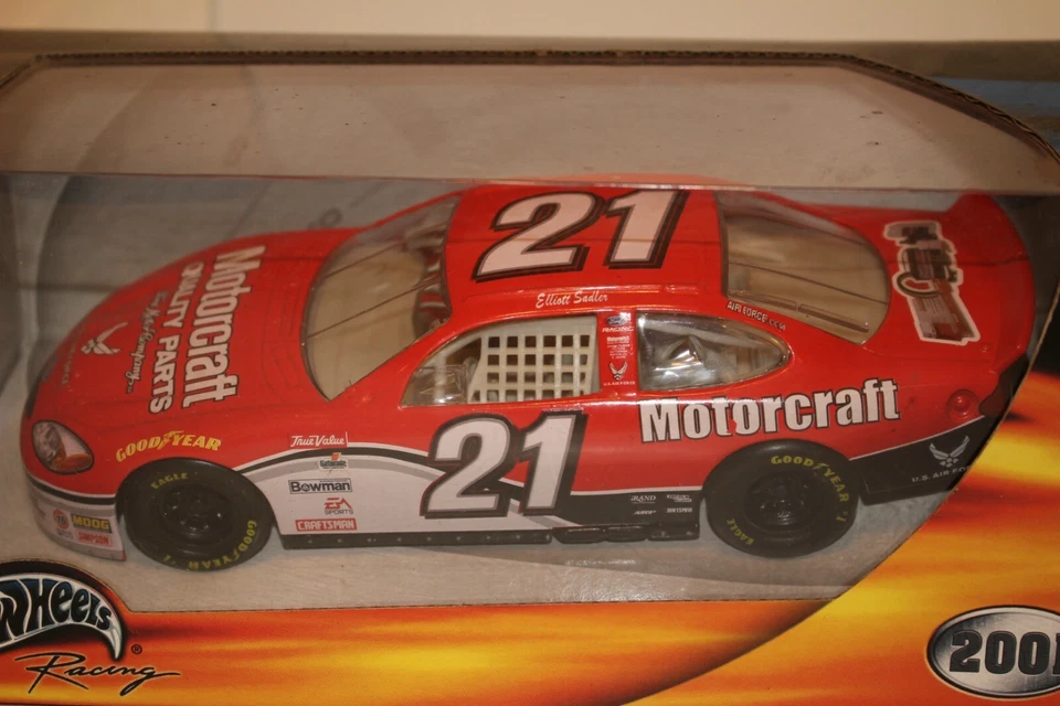 Ford Thunderbird Elliott Sadler 2001 Hot Wheels масштаб 1:24 - Изображение 2 из 4