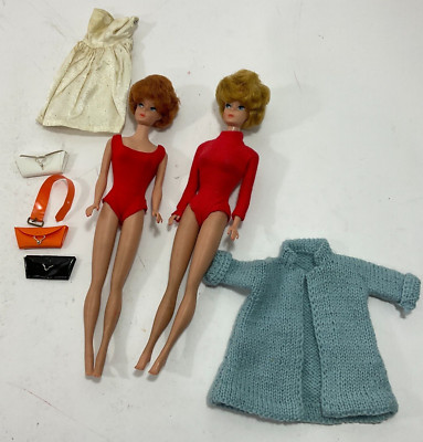 Tendance Vintage 1962 Lot De 2 Midge Poupées Avec Vêtements + Accessoires Barbie Mattel