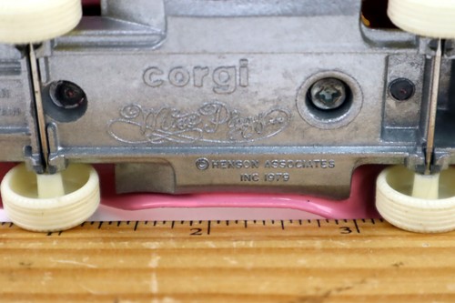 Vintage 1979 Corgi Miss Piggy Pink Metal Car Jim Henson Toy Approx. 4" - Picture 6 of 6