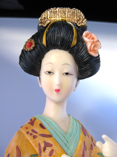 Gorgeous Japanese kimono lady figurine statue on wooden stand (31 cm tall) - Picture 4 of 13