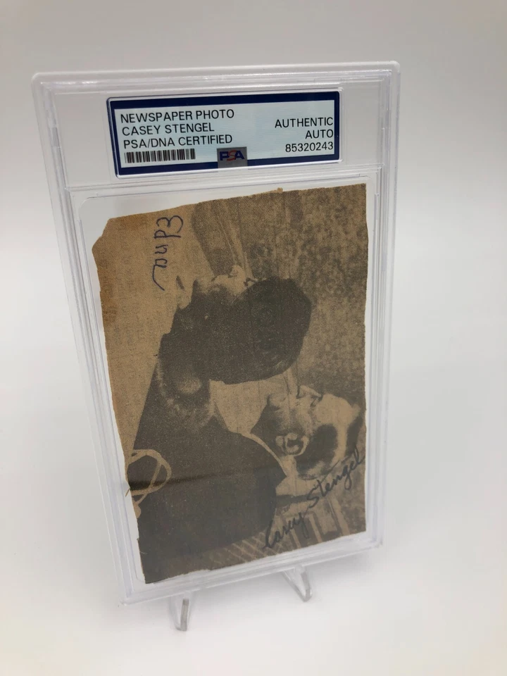 Foto de periódico firmada por Casey Stengel PSA AUTO losa graduada HOF NEW YORK YANKEES Foto 3 de 4