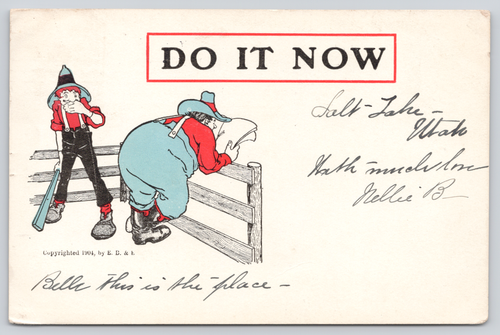 Spanking Paddle 'Fallo Ora' Agricoltori alla Recinzione, 1904 Cartolina, Big Butt Humor - Foto 2 di 3