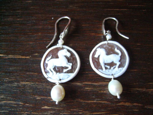 Ohrringe Hänger Kamee Cameo Muschelgemme Pferd Lippizaner 925er Silber traumhaft - Picture 1 of 4