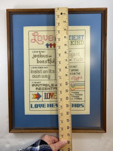 Colgante de Pared Cosido 17”x13.5” Marco Decoración Multicolor Único “Love Is…” - Imagen 4 de 8