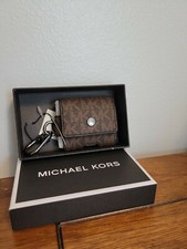 MICHAEL KORS UNISEX EXPANDABLE EARBUD CASE SIGNATURE MK WITH GIFT BOX MSRP 68