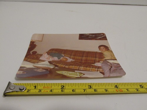 80S VINTAGE FOUND PHOTOGRAPH COLOR ORIGINAL ART PHOTO TODDLER GIRL ON COUCH PIC - Picture 3 of 4