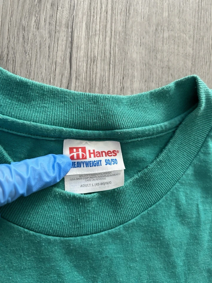 Camiseta vintage de algodón verde y amarillo de la Biblioteca Pública Chelmsford de los años 90 Foto 2 de 4