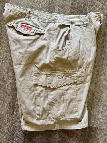 University Of Wisconsin Badgers Khaki Cargo Shorts Adult 36 - Picture 2 of 5