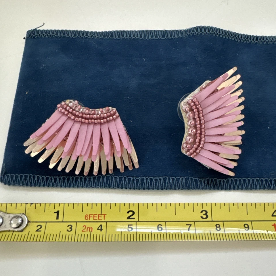 Pendientes de plumas Mignonne Gavigan mini ala Madeline oro rosa rosa Foto 3 de 4