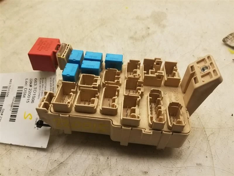 Toyota Sequoia 2006 cabina caja de fusibles Foto 2 de 4