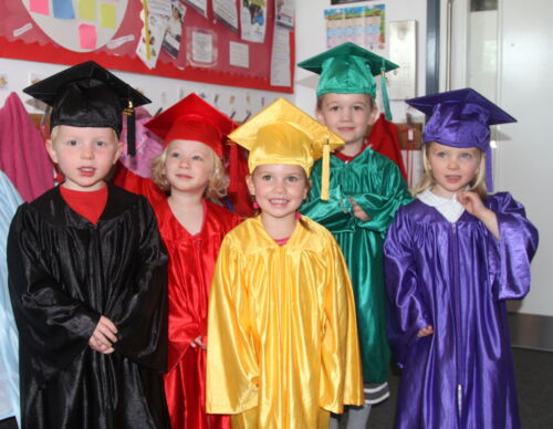 10 x LOT robes et chapeaux de graduation enfants pour 3-6 ans - finition satinée 10 couleurs+ - Photo 1/14