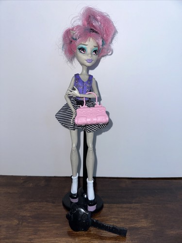 Monster High Doll Rochelle Goyle Dance Class Doll con vestito e borsa senza ali - Foto 1 di 24