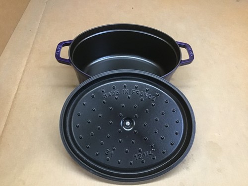 Horno holandés STAUB de hierro fundido 5,75 qt Coq au Vin Cocotte - azul oscuro - Imagen 2 de 9