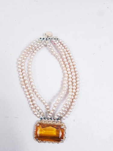 VINTAGE CLASSIC FASHION 3 STRING PEARL CHOKER WITH ORANGE TOPAZ CENTRE. - Picture 7 of 12