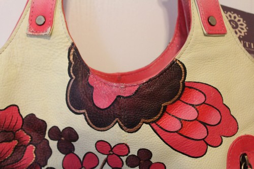 Neu mit Etikett Sukriti Kolkata Echtleder handbemalt Schultertasche Handtasche rosa Blumen - Bild 3 von 16