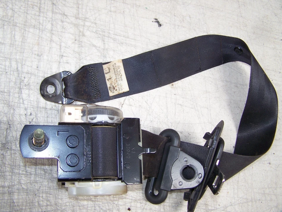 Nissan Máxima 1996 Cinturón de seguridad de fábrica Cinturón de hombro Cinturón retractor trasero izquierdo Foto 3 de 3