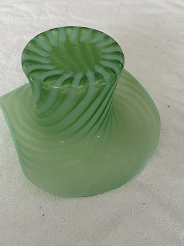 Vintage Large Fenton Opalescent Green Spiral Optic Top Hat Vase Uranium 10” L - Bild 6 von 10