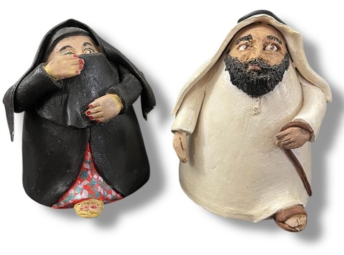 Vintage VAE Künstler signiert S&P Keramik traditionelles Emarati Paar - Bild 1 von 13