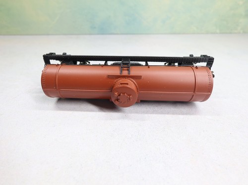 Bachmann 16303 HO Single Dome Tank Car Unlettered Oxide Red Track Cleaning Car - Picture 7 of 7