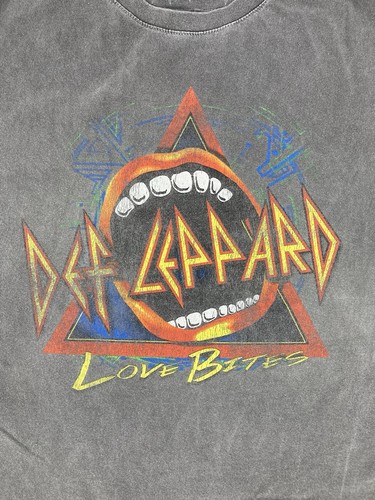 Def Leppard Love Bites Graphic T-shirt Women Medium Gray Short Sleeve Music - Picture 2 of 7