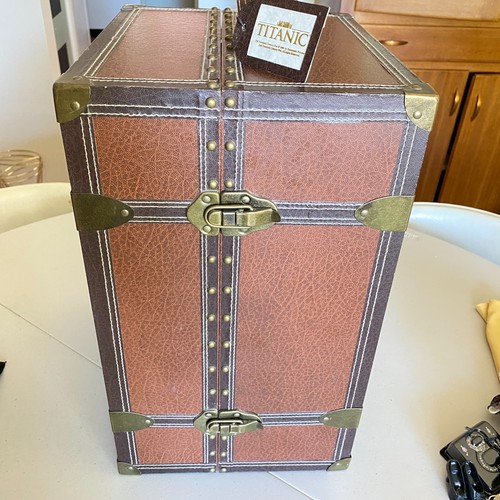 Franklin Mint Rose TITANIC SET Wardrobe Trunk Doll Safe Necklace & 10 Outfits - Bild 15 von 18