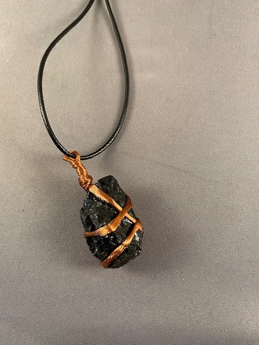 Women's Handmade Pendent Stone Necklace - Picture 3 of 3