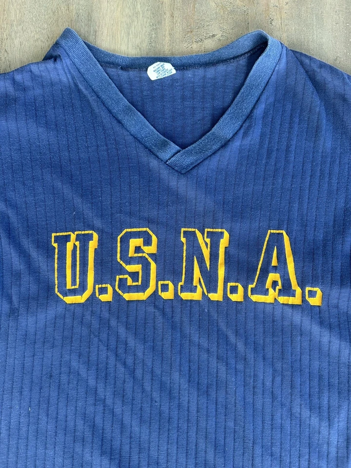 Camiseta anos 80 vintage USNA Artex gola V com nervuras rasgada fina macia média azul marinho - Imagem 2 de 4