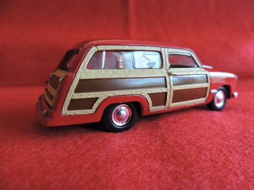 1949 FORD Woody Station Wagon 1:43 Diecast Scale Model - Picture 3 of 15