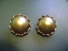 VINTAGE MATT/SHINEY GOLDTONE ROUND SCALLOPED HONG KONG CLIP ON EARRINGS
