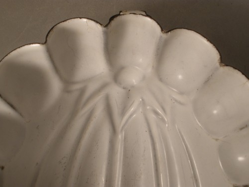 Vintage Graniteware Oval Mold with Scalloped Edges - Picture 13 of 19