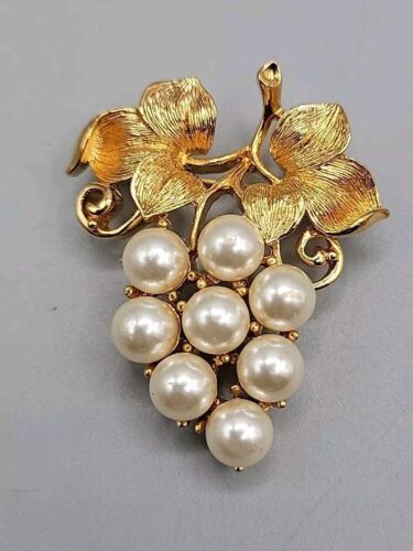 Kunstperlen Traubenbündel Brosche hochwertig goldfarben Fassung Vintage Anstecknadel