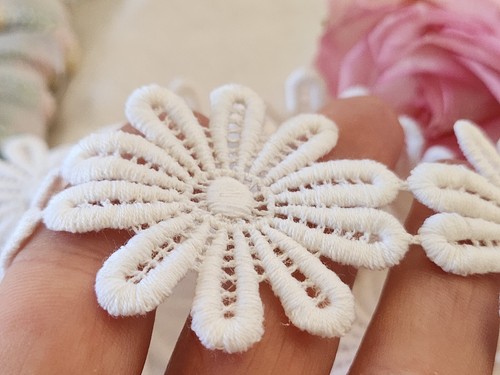 Lot 5 anciennes applications vintage fleur blanche diamètre 5,5 cm A2 - Picture 4 of 4