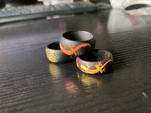 3er Set HOLZ Finger Ring Hand Tribal Gecko Echse handbemalt schwarz - 第 4/5 張圖片