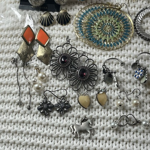 Lot Of 33 Vintage Earrings Rhinestone Silver Gold Jewelry  - Picture 3 of 9