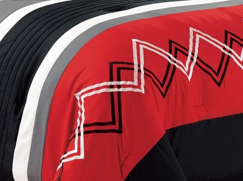 Juego de edredón Arden Queen de 7 piezas - Bordado moderno a rayas en zigzag, rojo/negro - Imagen 4 de 8