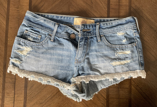 Hollister Shorts Womens Size 3 Blue Jean Denim Short Low Rise Inseam Distressed - Picture 1 of 2