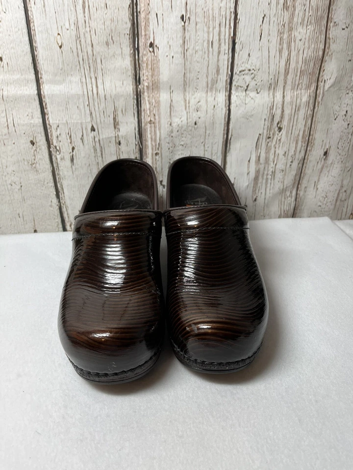 ZUECOS DANSKO Mujer Marrón Rayas Charol Casual Trabajo SLIP ON Talla 7.5M Foto 2 de 4