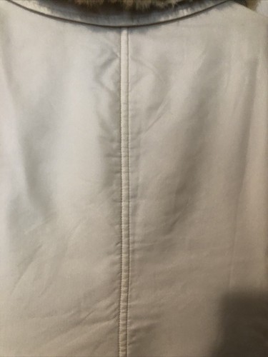 Abrigo blanco ciervo blanco cuello de piel de zarigüeya talla 12 largo 34 pulgadas largo años 70 - Imagen 12 de 24