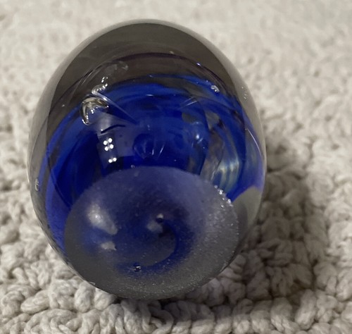 Mundgeblasener Kunstglas Briefbeschwerer in Eiform, klar mit blauen Wirbeln makellos - Bild 6 von 9