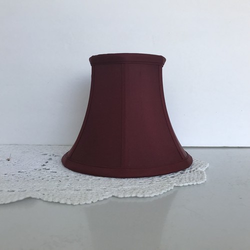 Candelabro Pantalla 7" w x 5 1/2" t Borgoña Vino Clip en Forro de Tela Blanco - Imagen 2 de 8
