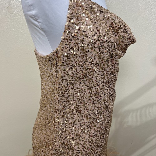 Vestido Vaina Blondie Nites Juniors' 3/Mujer Pequeño Lentejuelas Ribete Pluma Dorado - Imagen 8 de 13