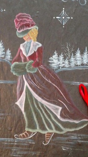 Bellissima ardesia Buon Natale dipinta a mano, donna pattinaggio su ghiaccio, firmata e datata - Foto 2 di 3