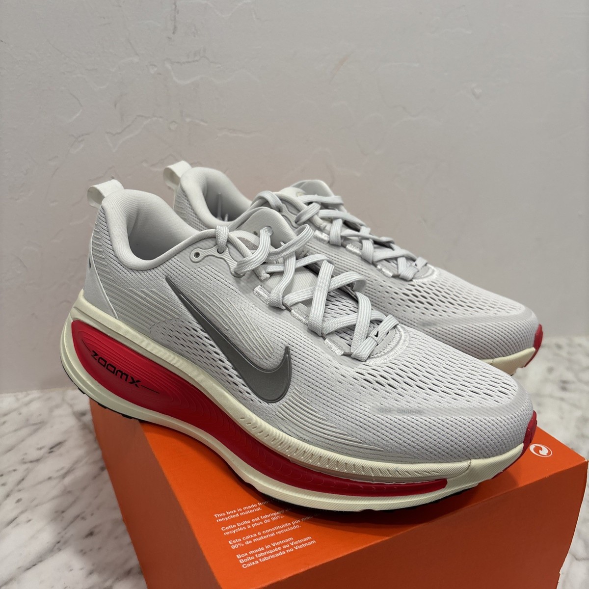 Nike Vomero 18 Platinum Tint/Siren Red New Men's Size 9 HM6803-001