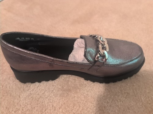 Mocasines sin cordones Fergalicious para mujer de cuero sintético de peltre - Imagen 4 de 10