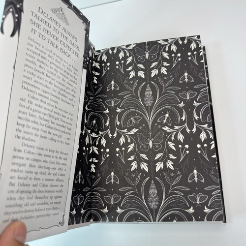 The Whispering Dark von Kelly Andrew (exklusiv signierte OwlCrate Edition) - Bild 8 von 9