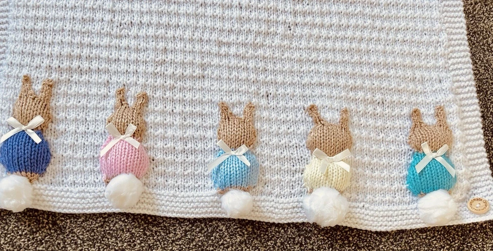 Hermosa manta tejida a mano para bebé con lindos conejitos Foto 3 de 3