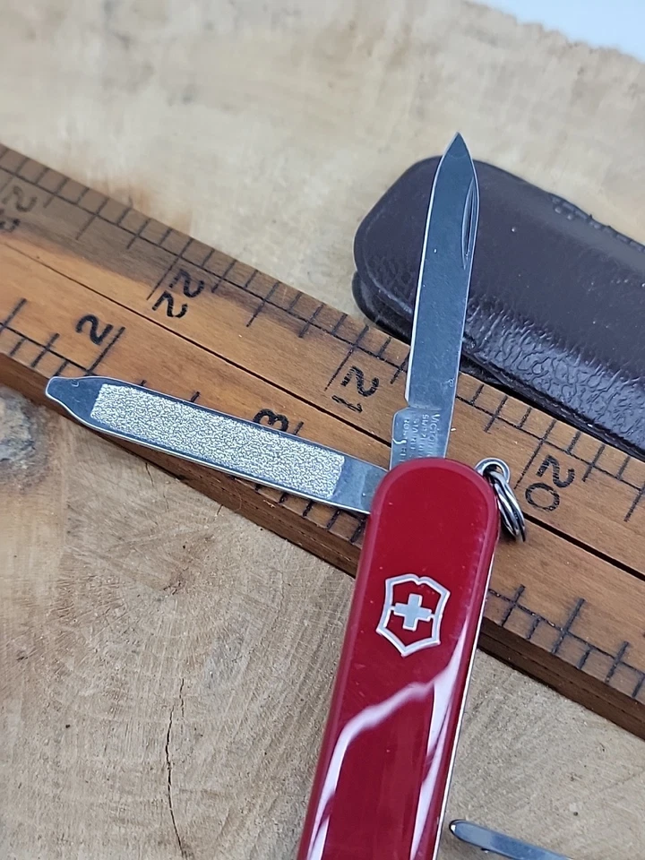 Multiherramienta Victorinox pequeña con funda de cuero Foto 2 de 4