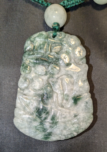 Collar vintage de jade verde y blanco. Colgante grande de jade con escena de pagoda - Imagen 2 de 4