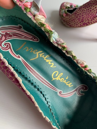 Irregular Choice Zapatos 40 7 En muy buena condición Cinta Cortesana Flor Tacones Rosa Floral - Imagen 9 de 9